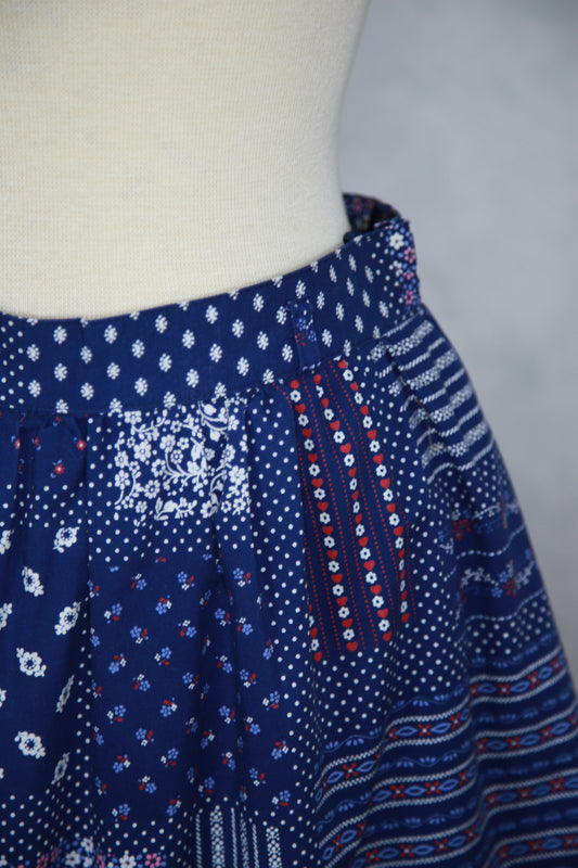 Tummansininen tilkkukuvioinen hame röyhelöhelmalla