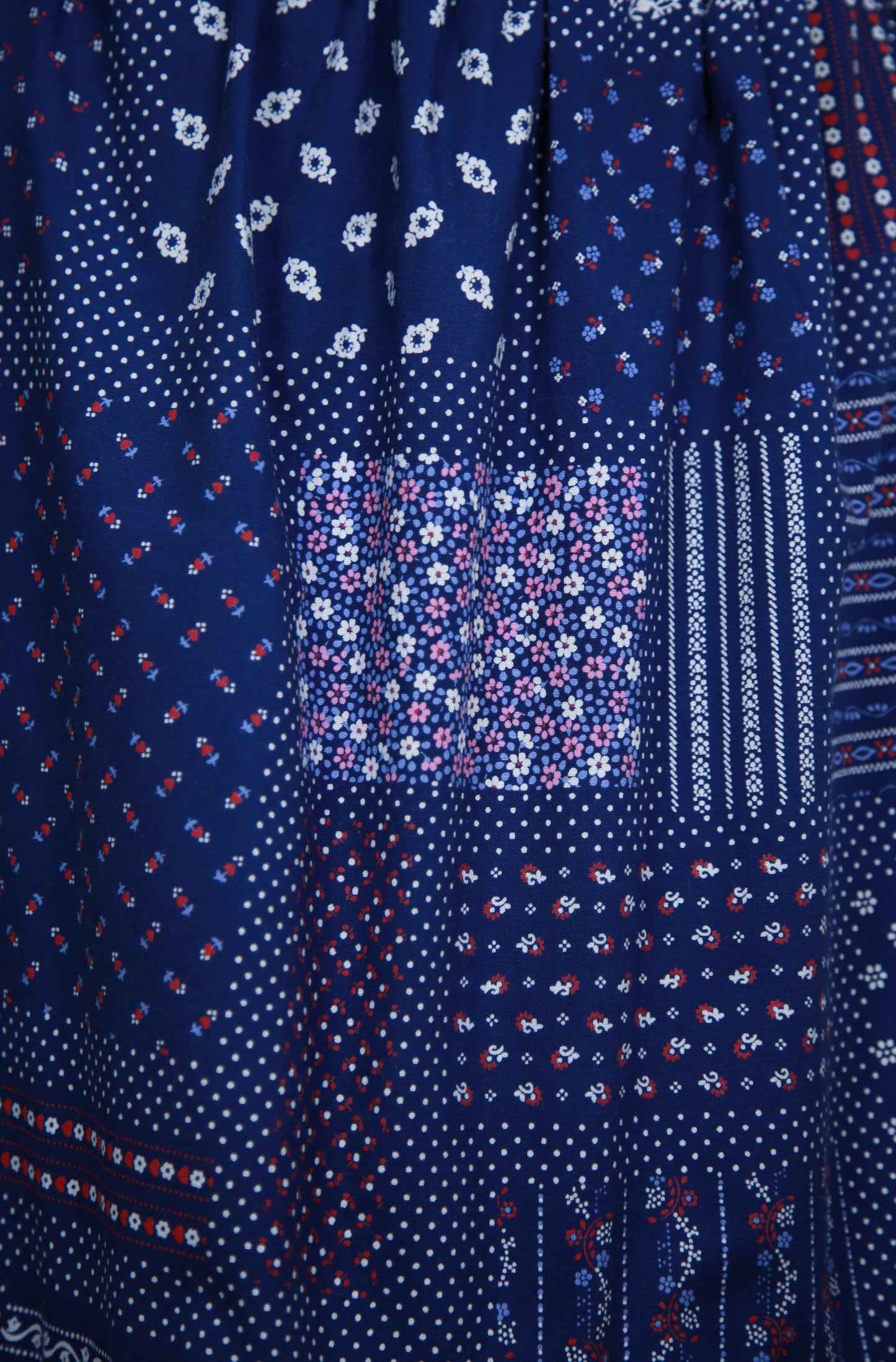 Tummansininen tilkkukuvioinen hame röyhelöhelmalla