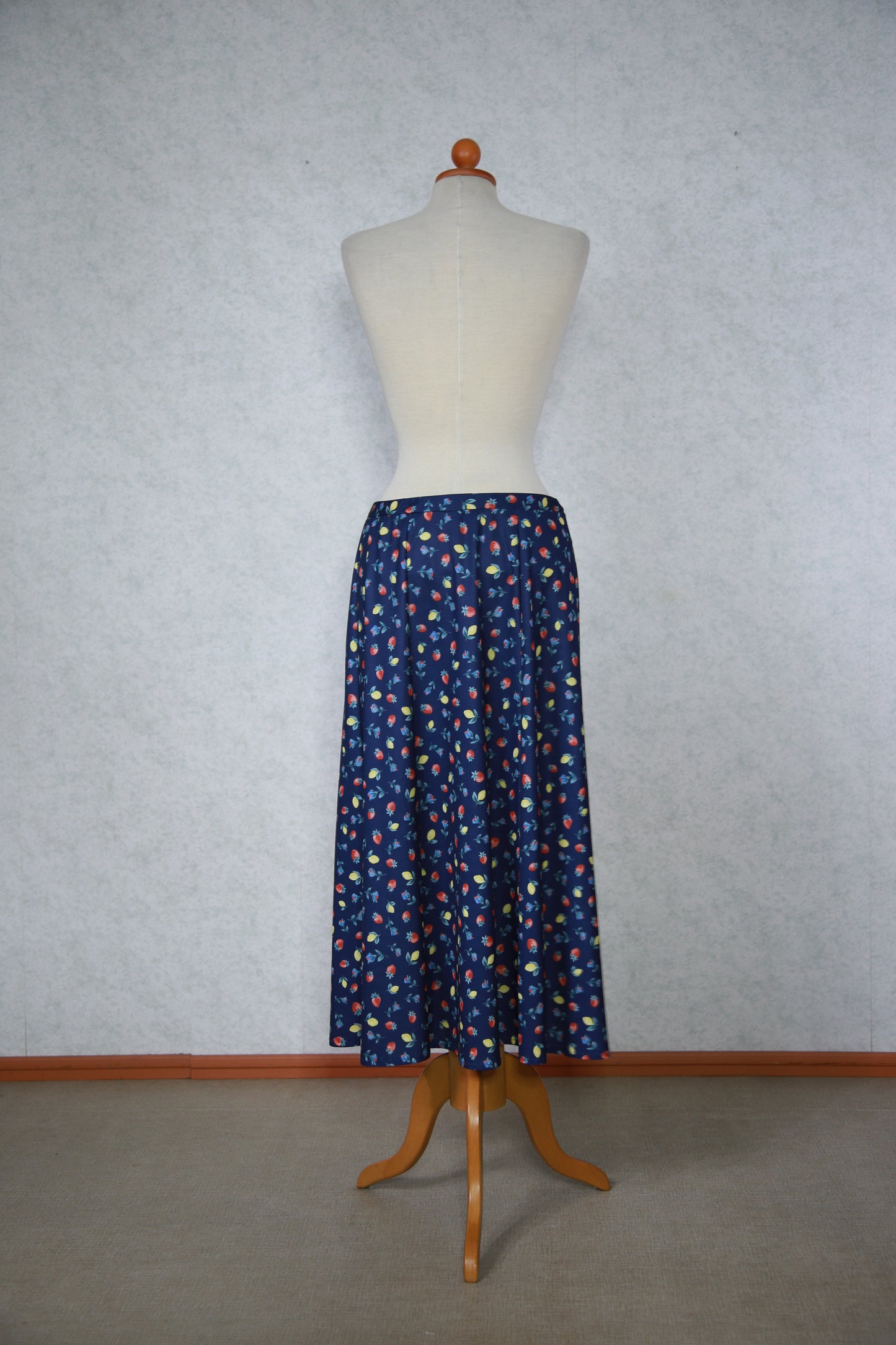 Tummansininen hedelmäkuvioinen FinnKarelia hame