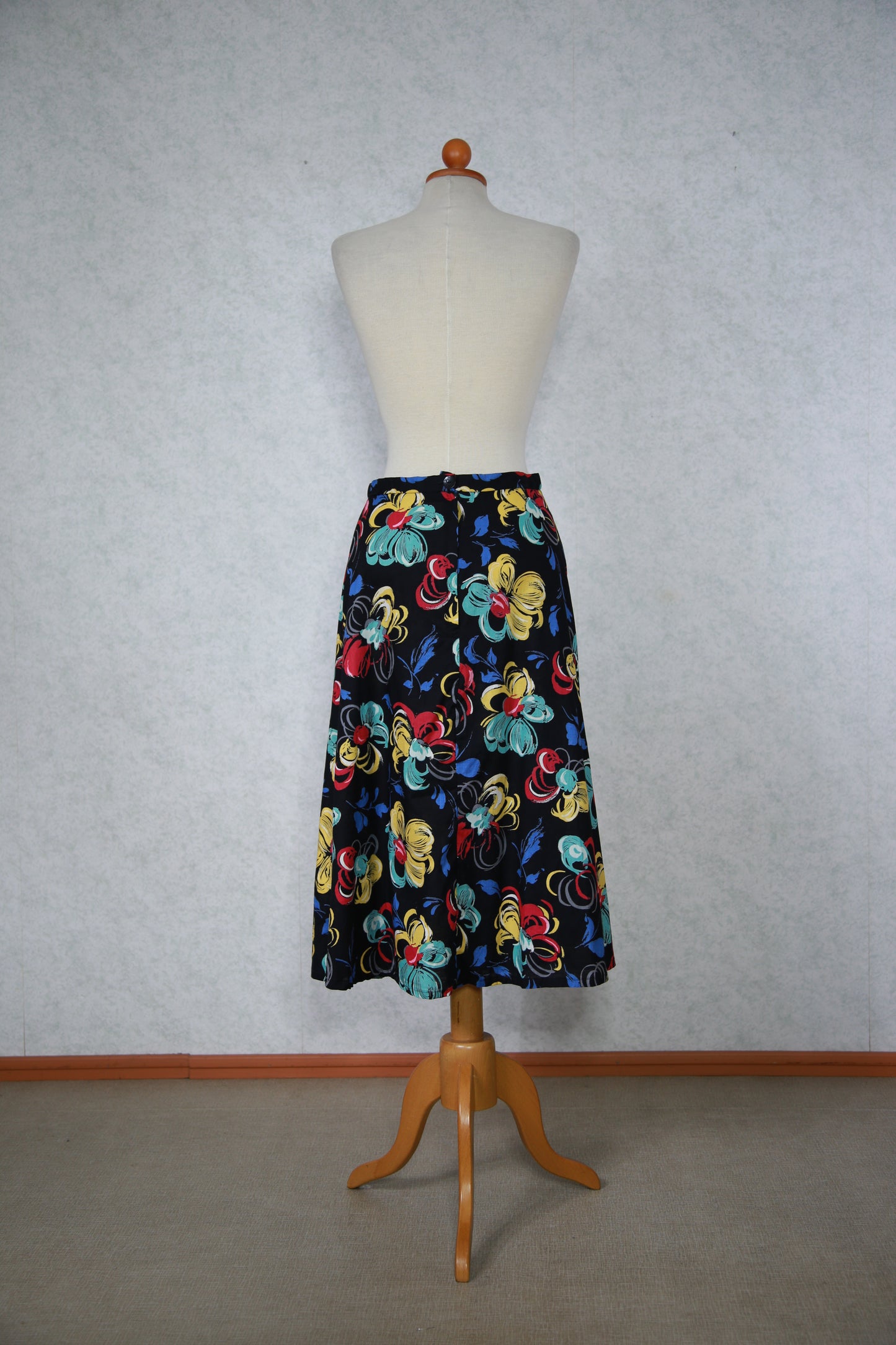 Musta monivärinen kukkakuviollinen hame