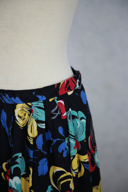 Musta monivärinen kukkakuviollinen hame