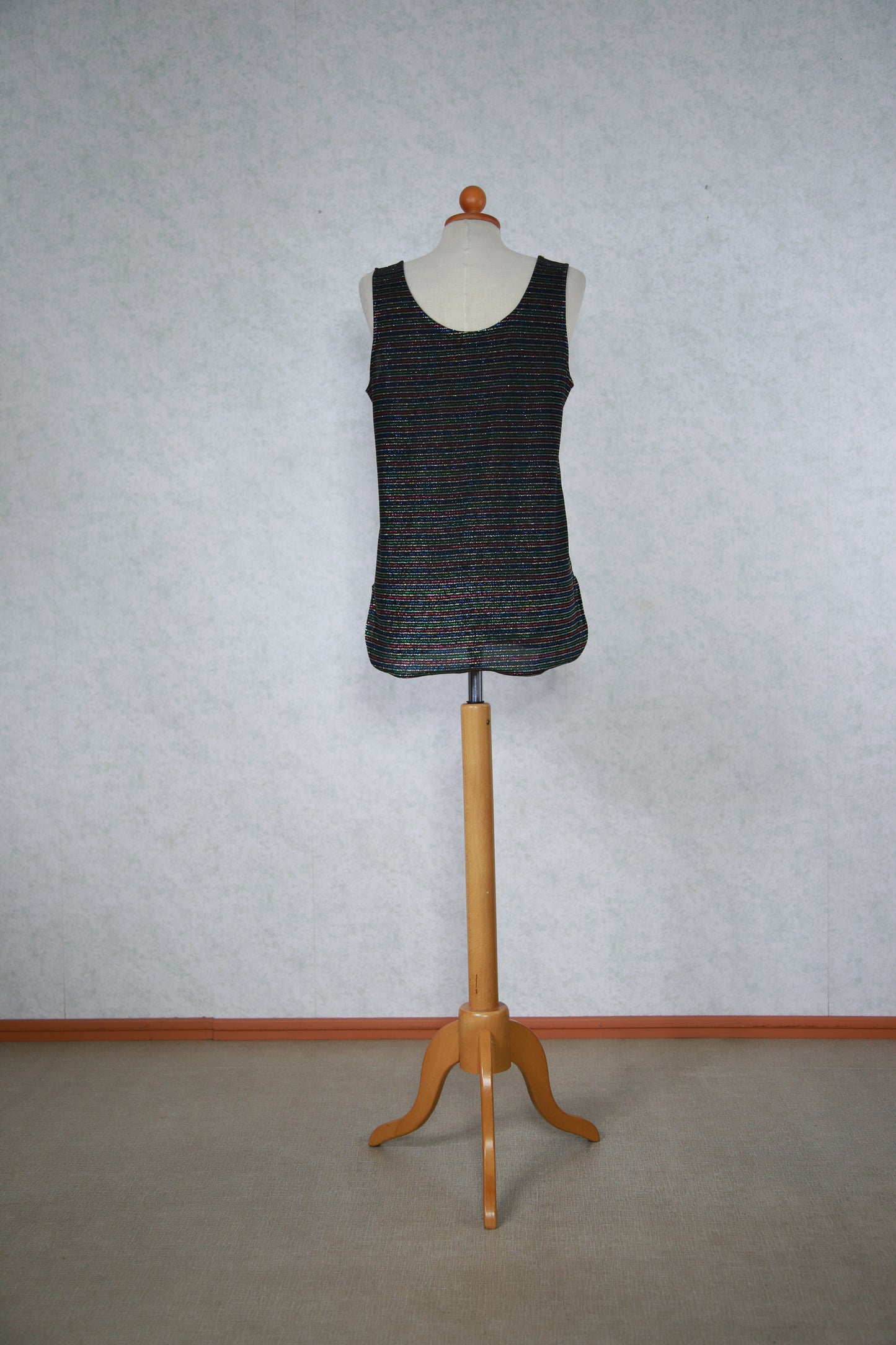 Kimalteleva monivärinen raidallinen toppi