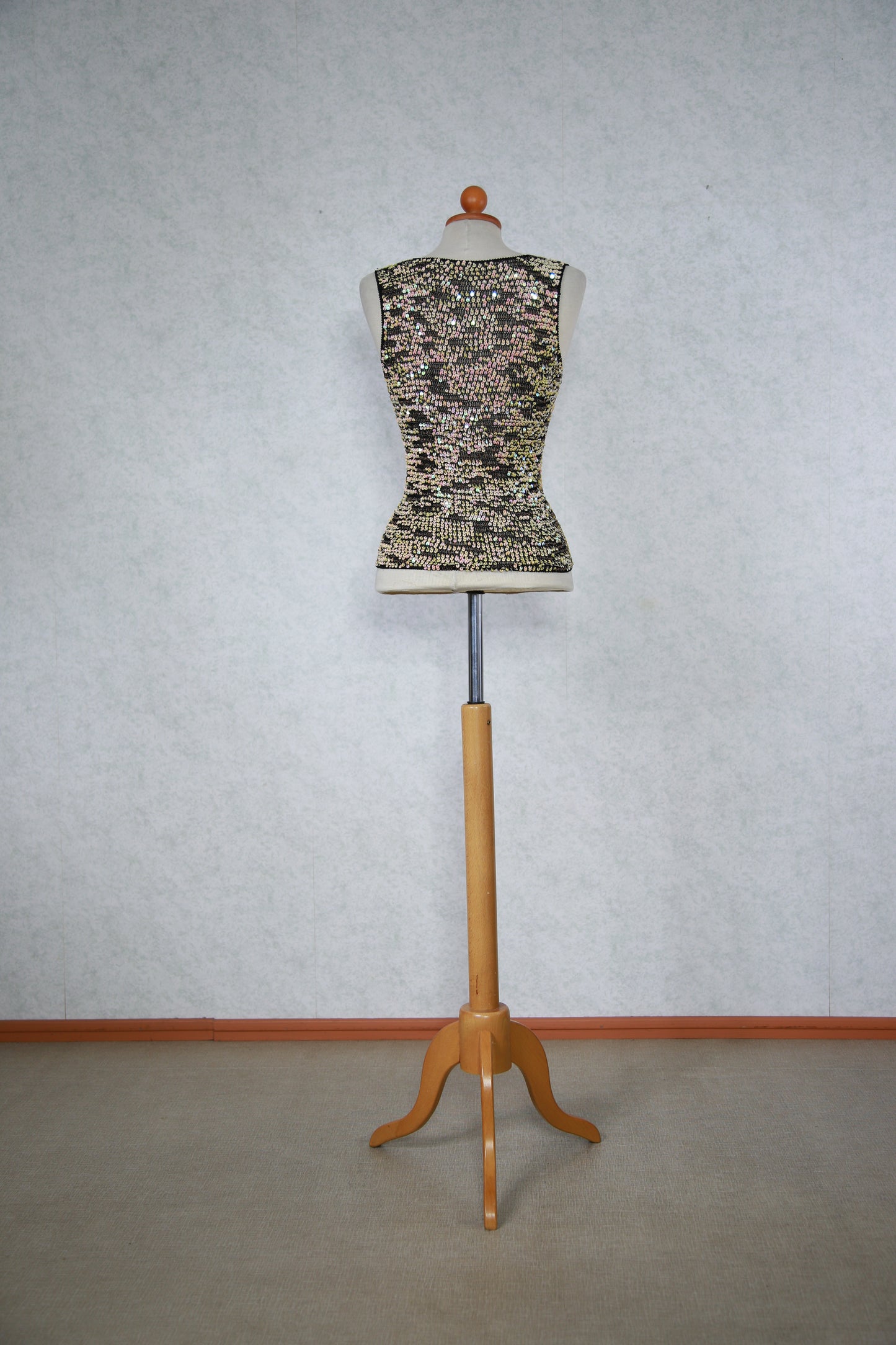 Kimalteleva monivärinen neuletoppi