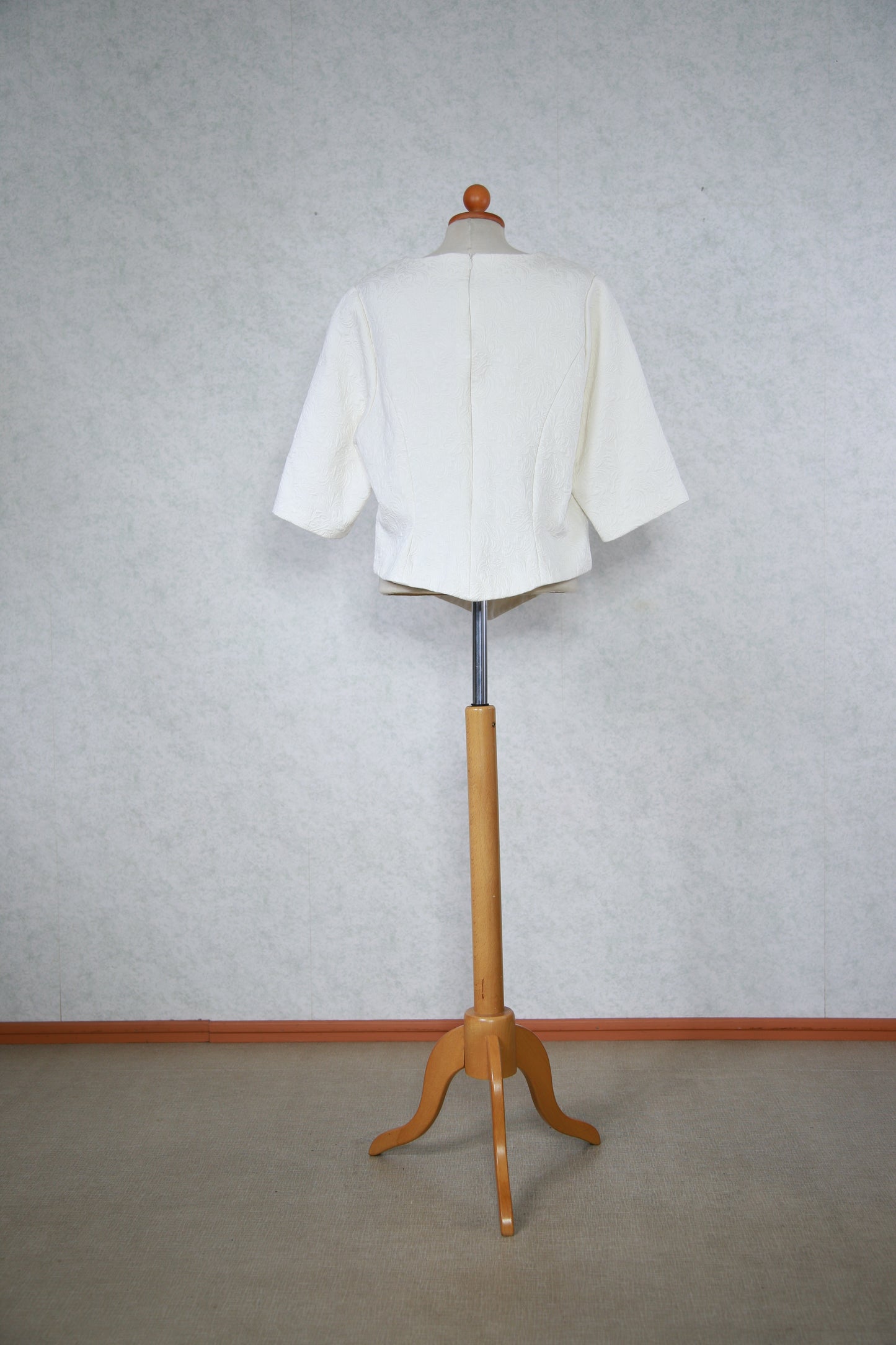 Valkoinen kokohokuviollinen juhlapusero