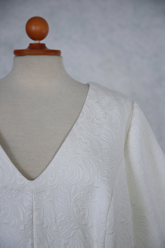 Valkoinen kokohokuviollinen juhlapusero