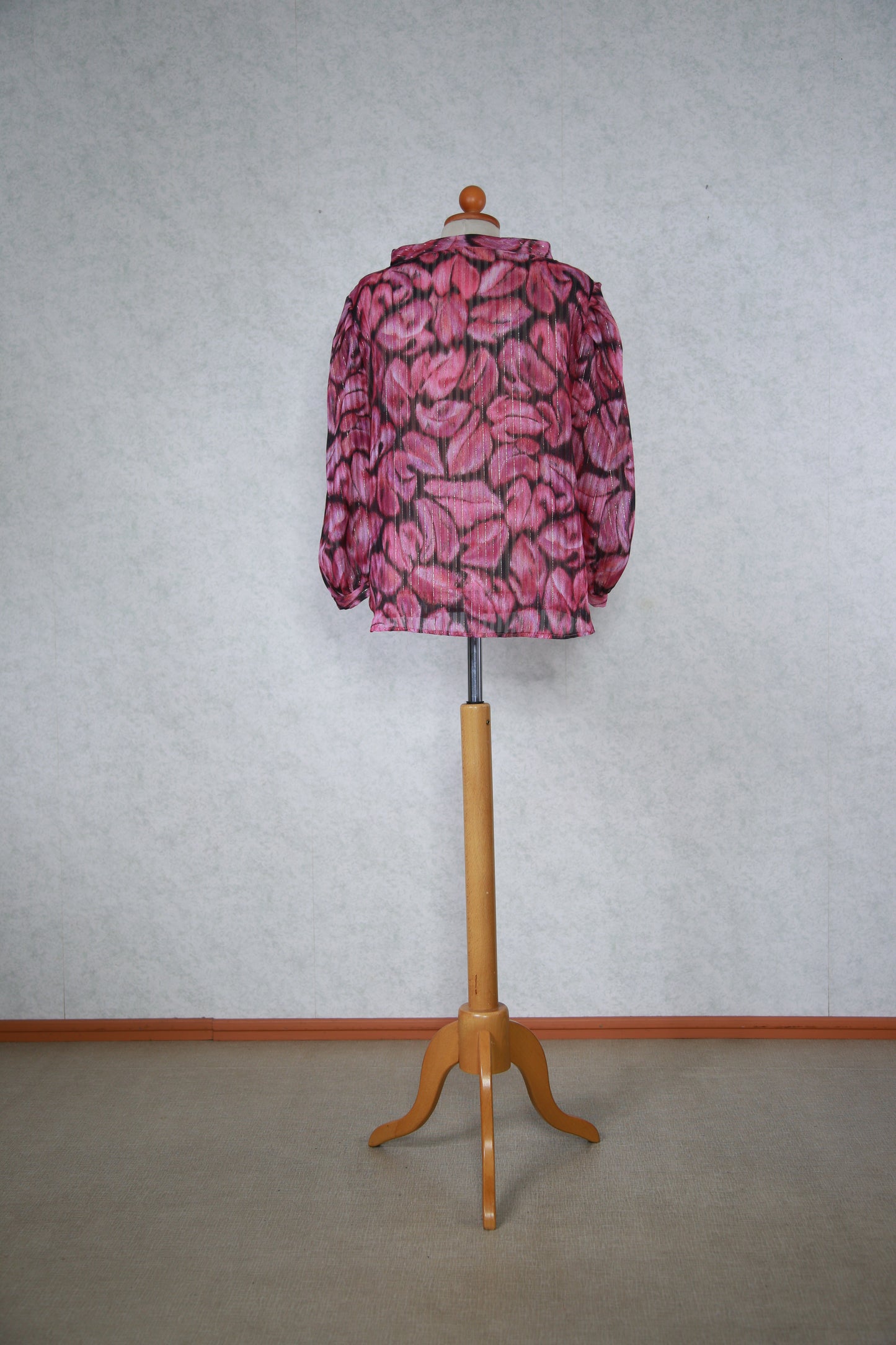 Vaaleanpunainen kimalteleva kuviollinen läpikuultava pusero