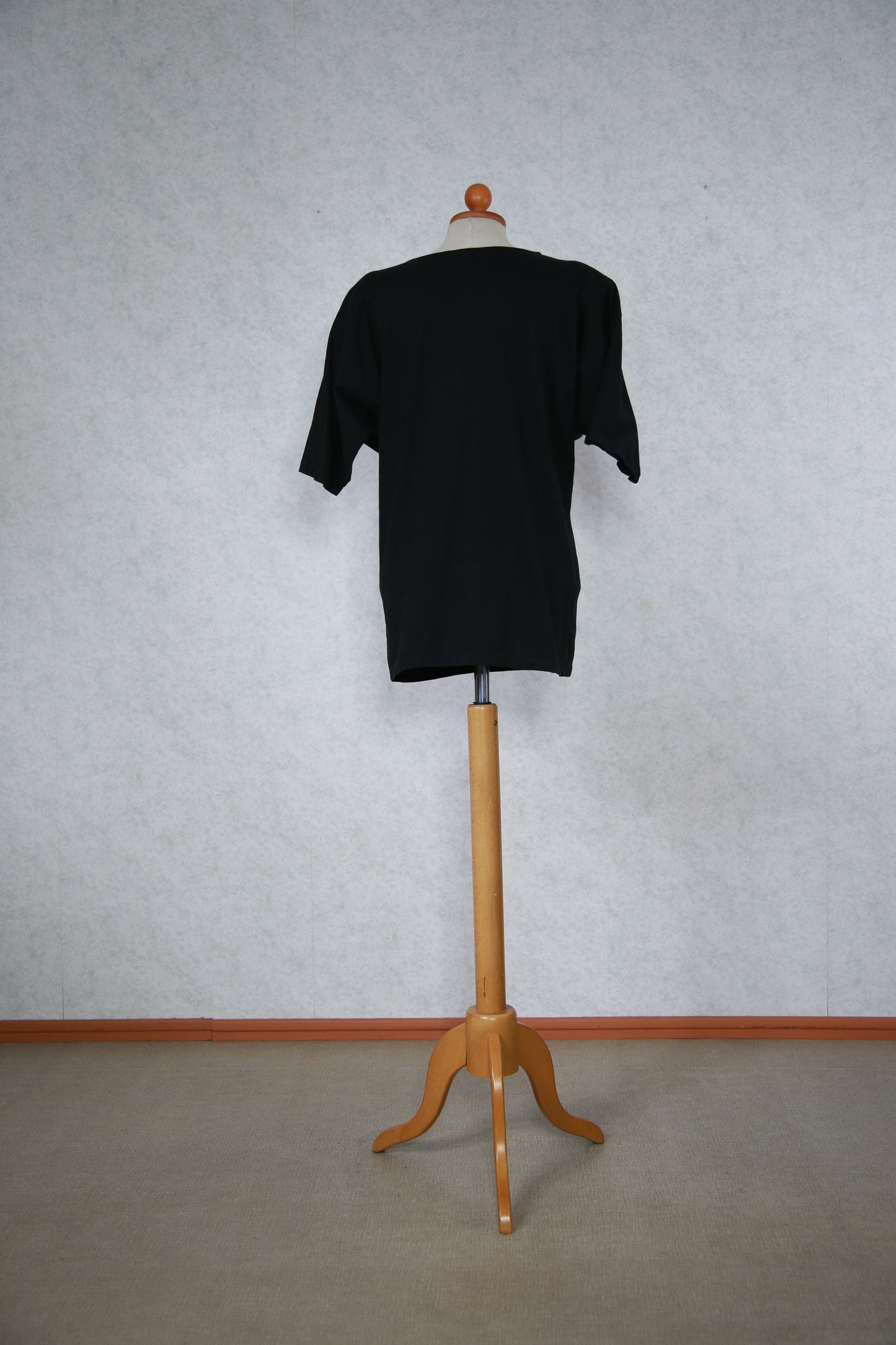 Musta kukkakuviollinen kimalteleva t-paita