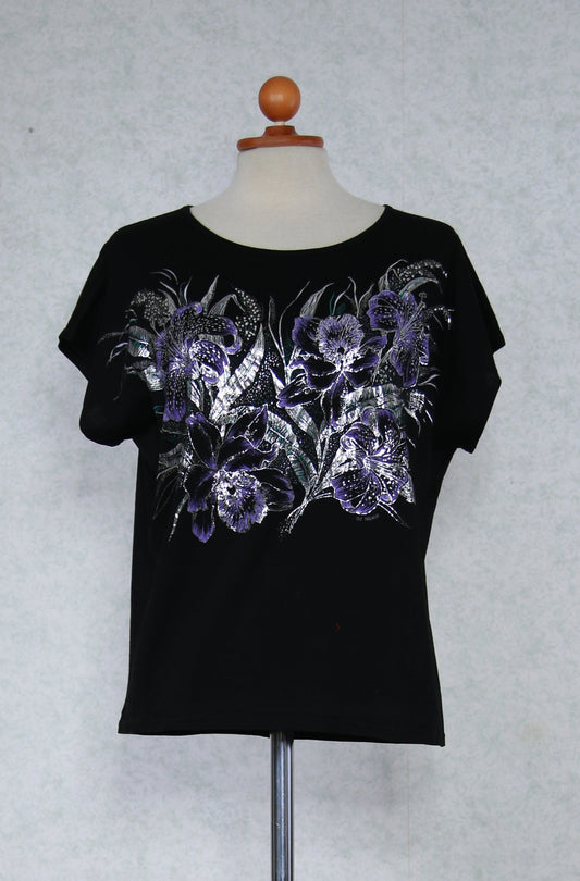 Musta kukkakuviollinen t-paita