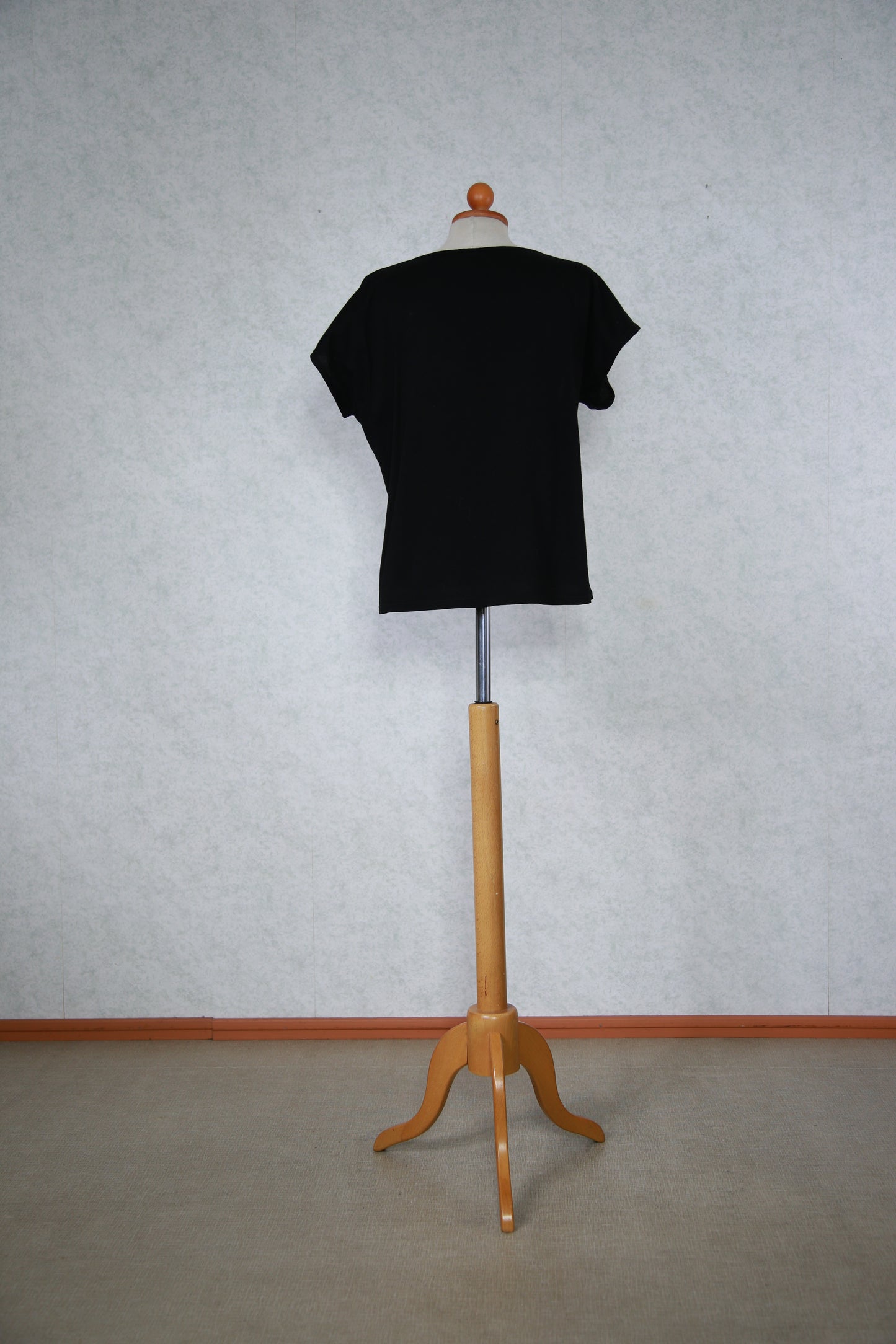 Musta kukkakuviollinen t-paita