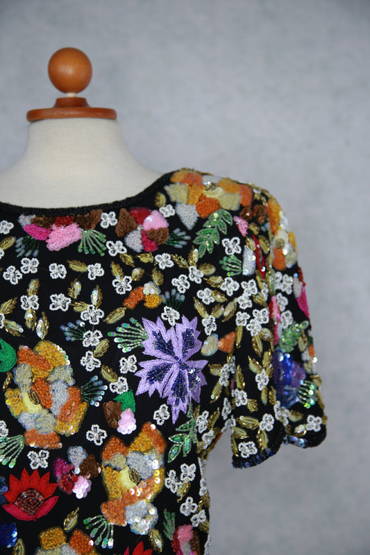 Monivärinen paljetti- ja helmikoristeltu pusero