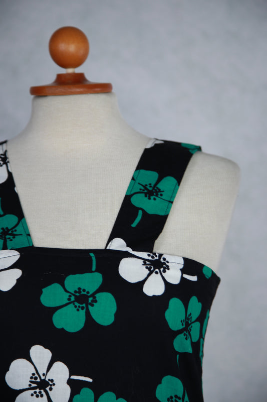 Musta kukkakuviollinen mekko taskuilla