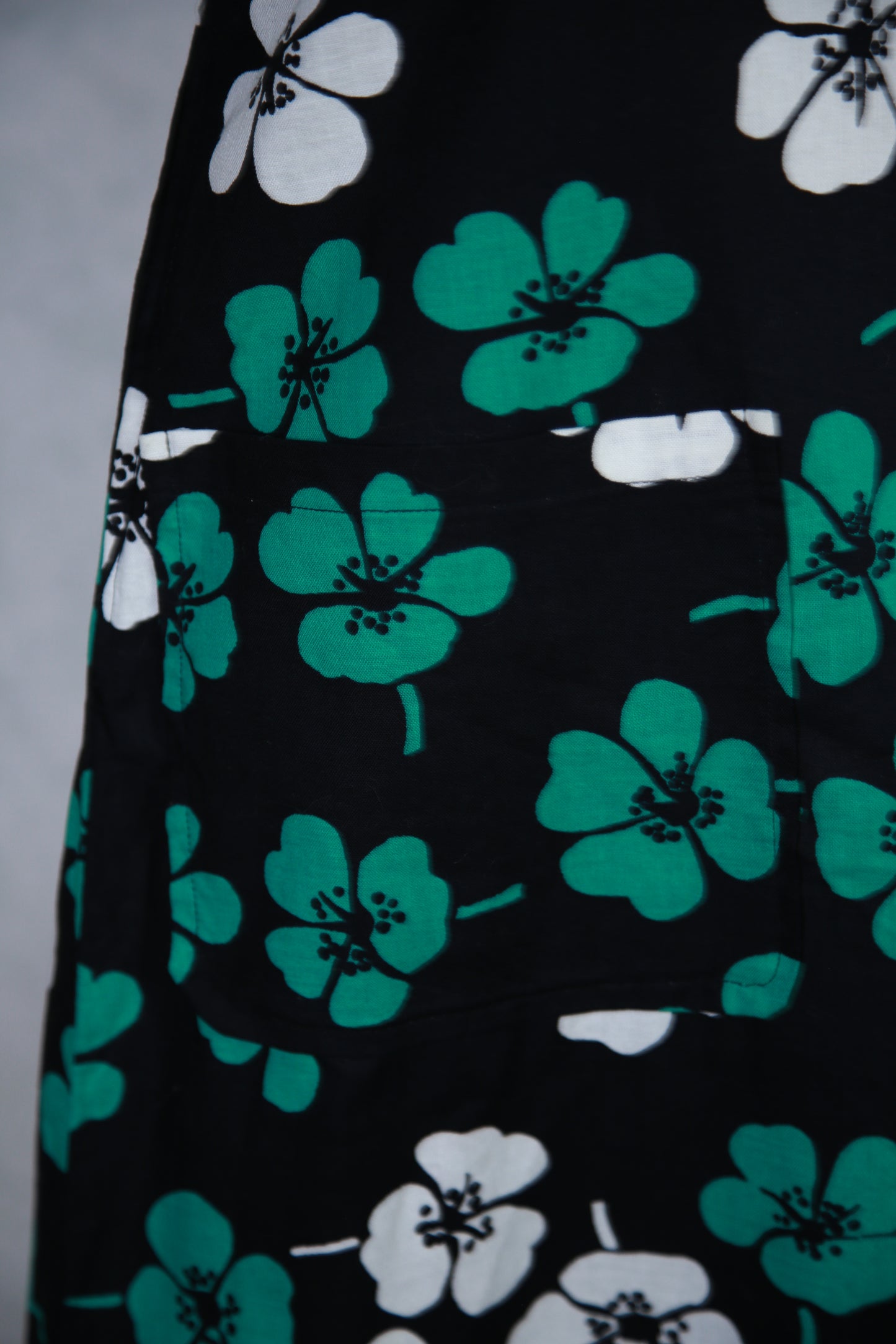 Musta kukkakuviollinen mekko taskuilla
