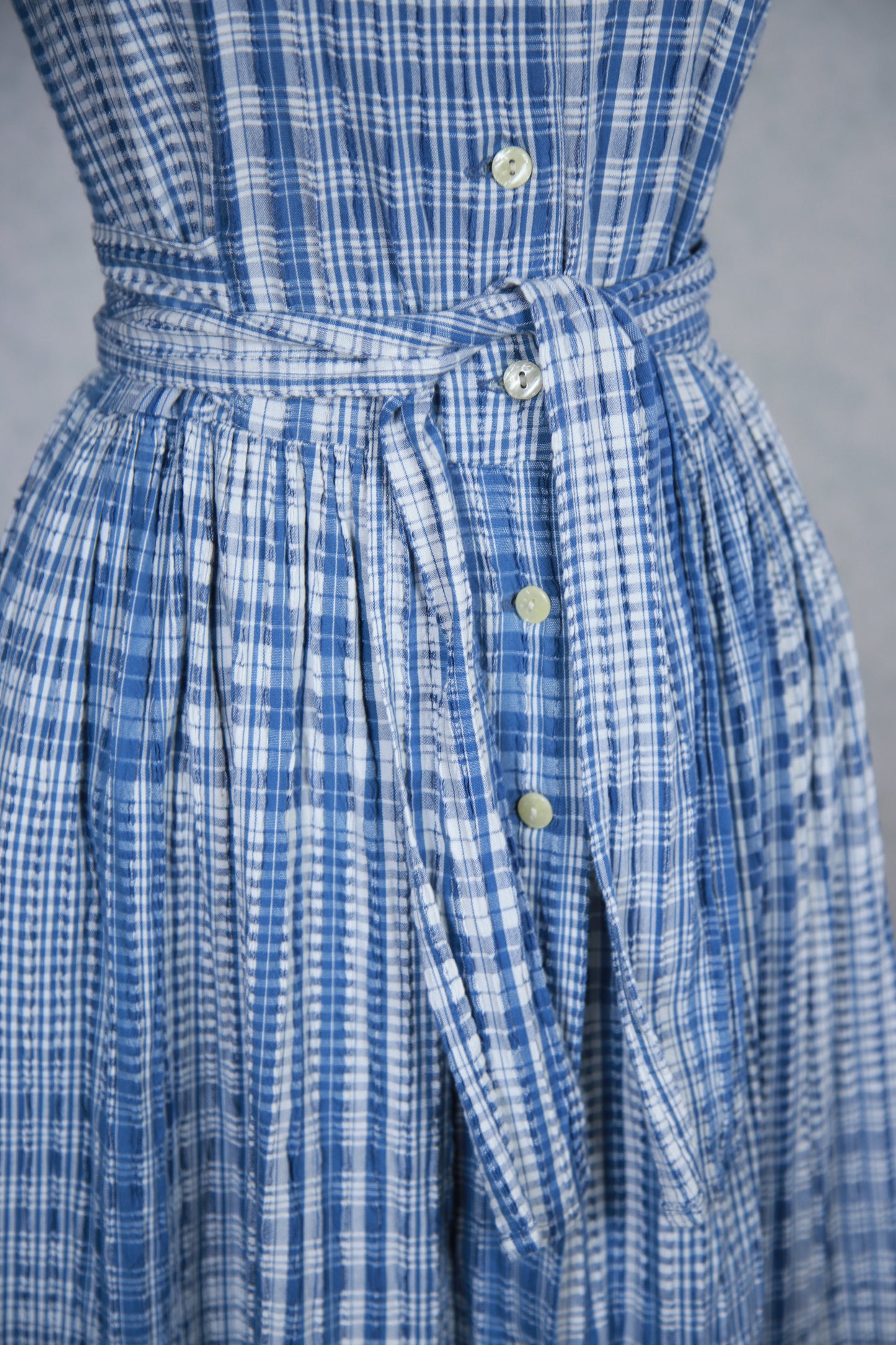Vaaleansininen ruudullinen pitkä mekko