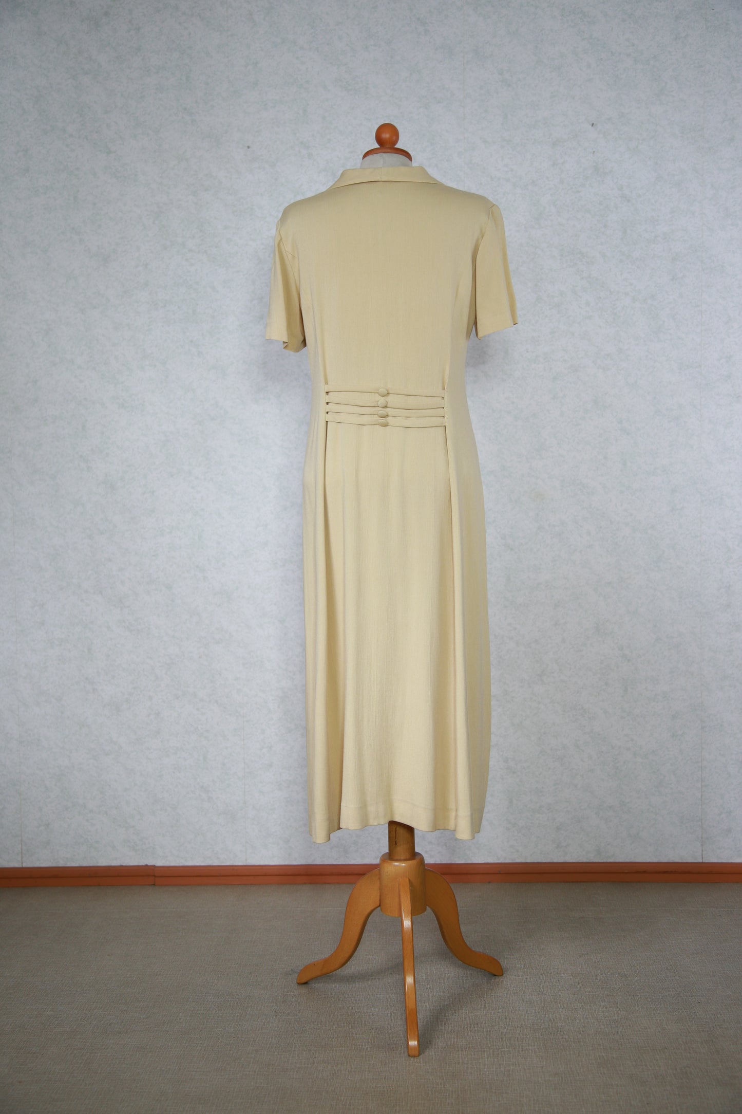 Vaalea pitkä mekko napeilla