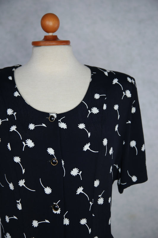 Mustavalkoinen kukkakuviollinen Carolin Muoti-Hovi mekko, käyttämätöntä vanhaa varastoa