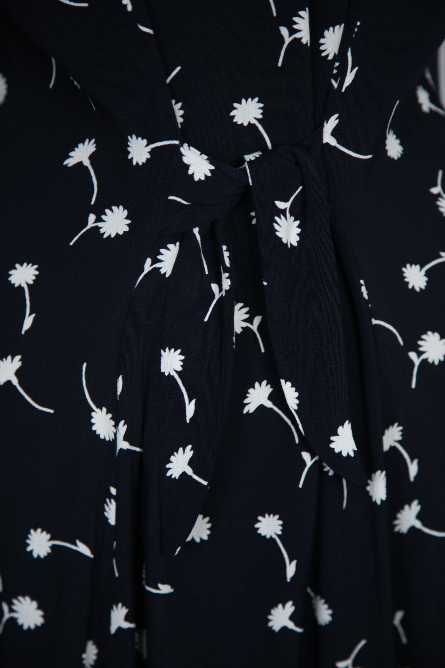 Mustavalkoinen kukkakuviollinen Carolin Muoti-Hovi mekko, käyttämätöntä vanhaa varastoa