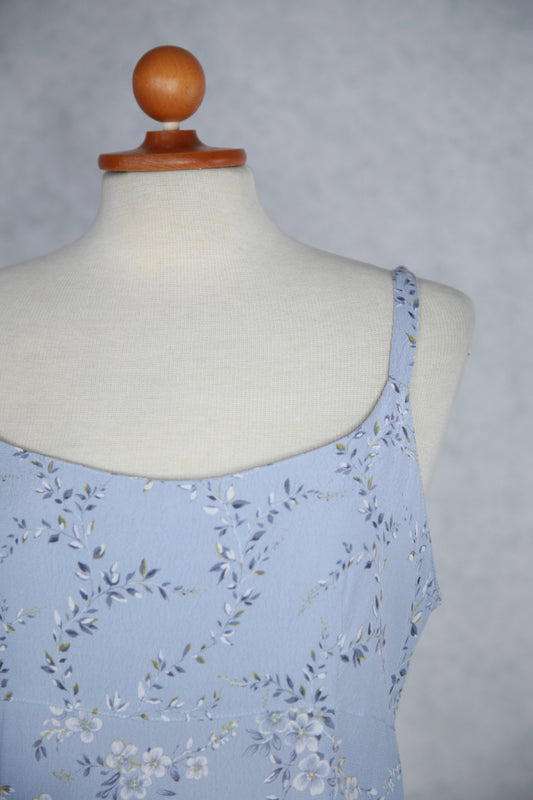 Vaaleansininen kukkakuviollinen lyhyt mekko