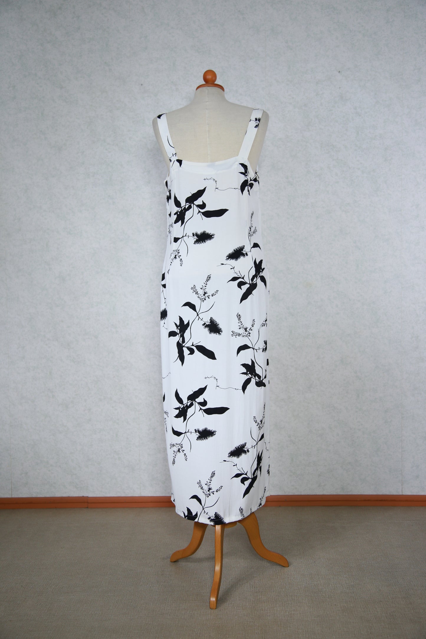 Mustavalkoinen kukkakuviollinen Lena mekko, käyttämätöntä vanhaa varastoa