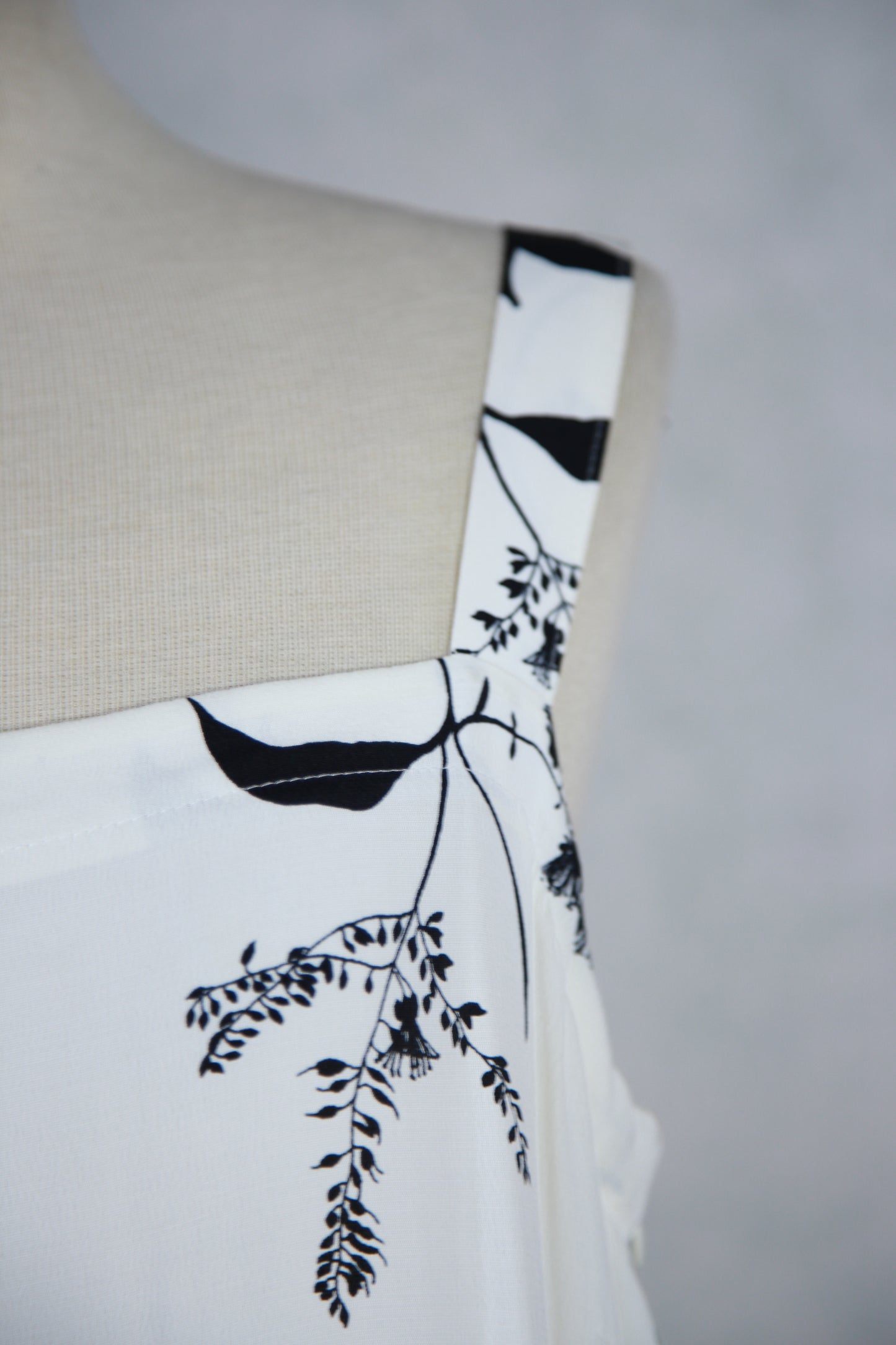 Mustavalkoinen kukkakuviollinen Lena mekko, käyttämätöntä vanhaa varastoa