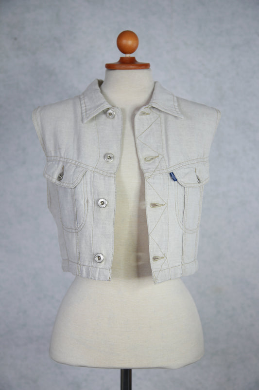 Vaalea liivitoppi taskuilla