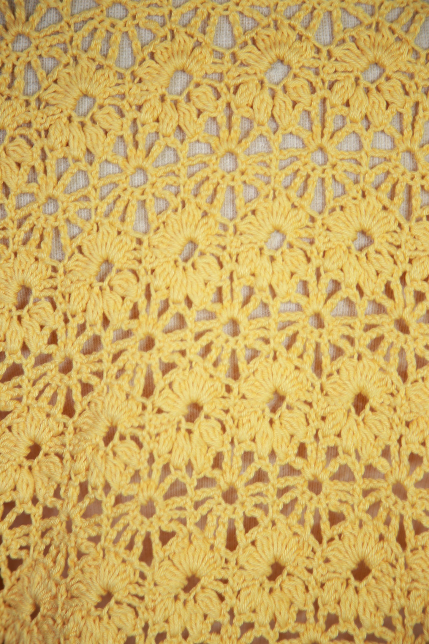 Keltainen pitsiliivi