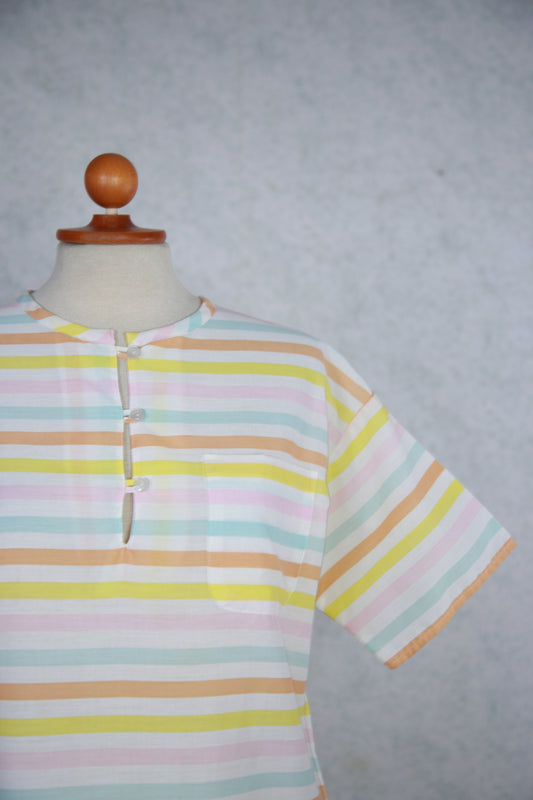 Monivärinen raidallinen lyhythihainen pusero