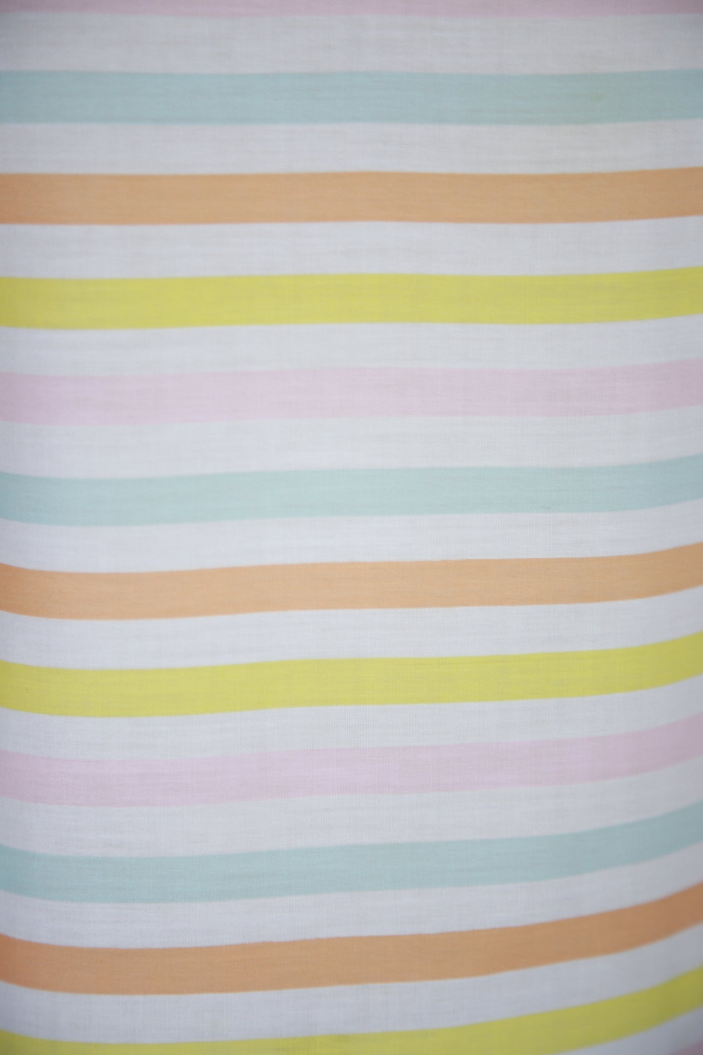 Monivärinen raidallinen lyhythihainen pusero