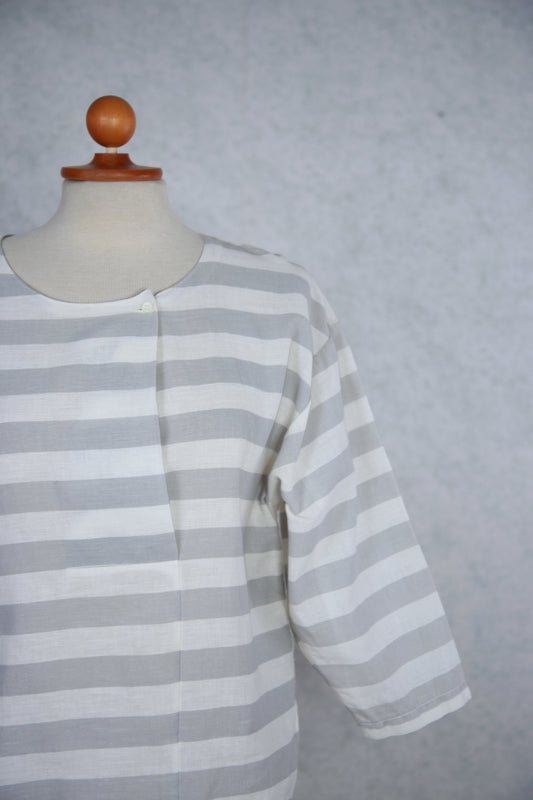 Valkoinen ja harmaa raidallinen lyhythihainen pusero