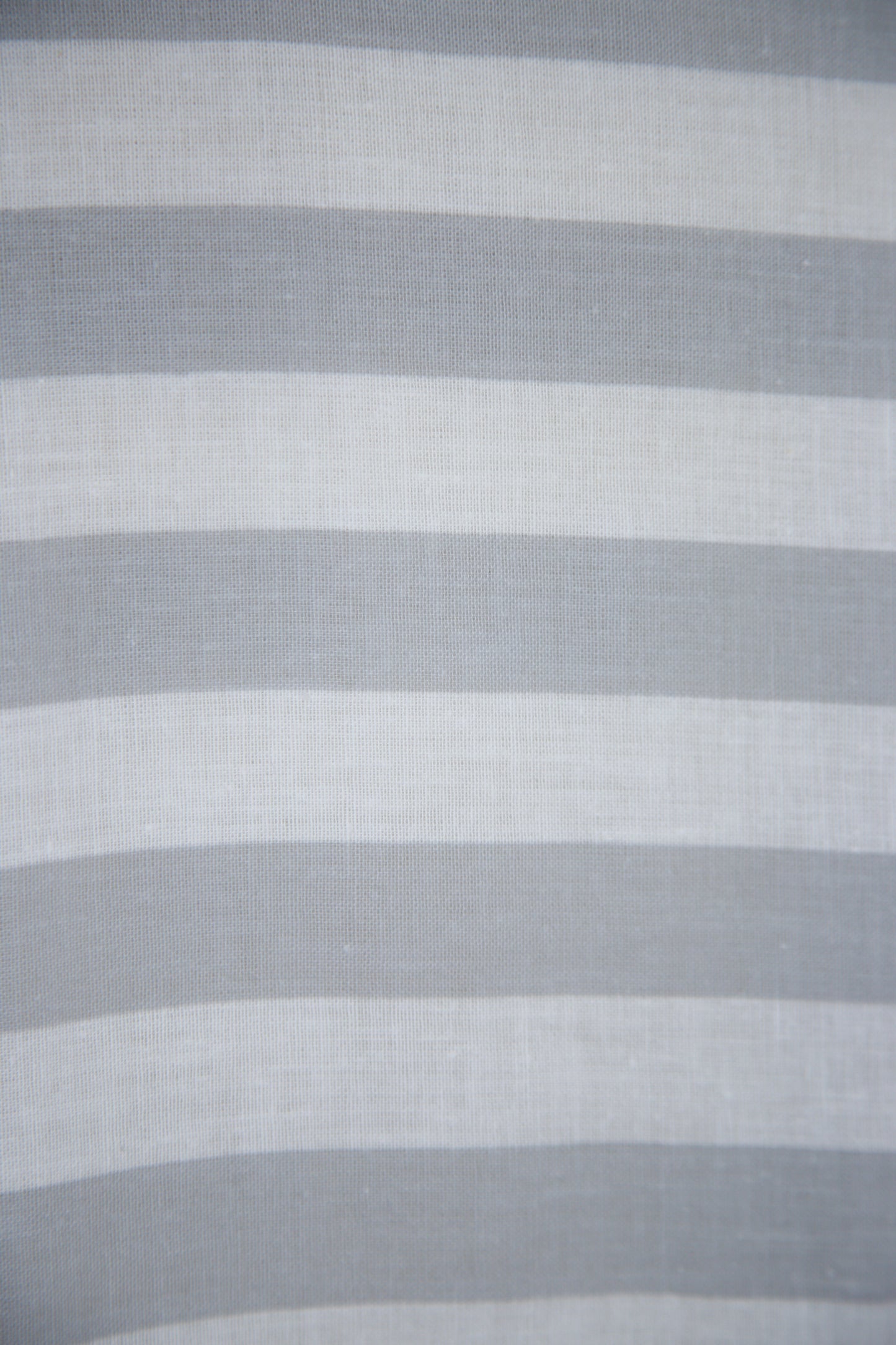 Valkoinen ja harmaa raidallinen lyhythihainen pusero