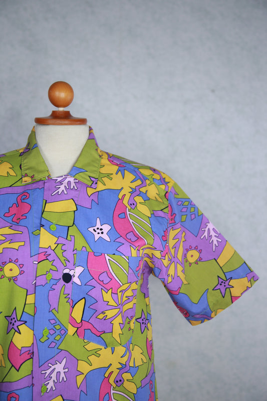 Monivärinen kuviollinen lyhythihainen kauluspaita