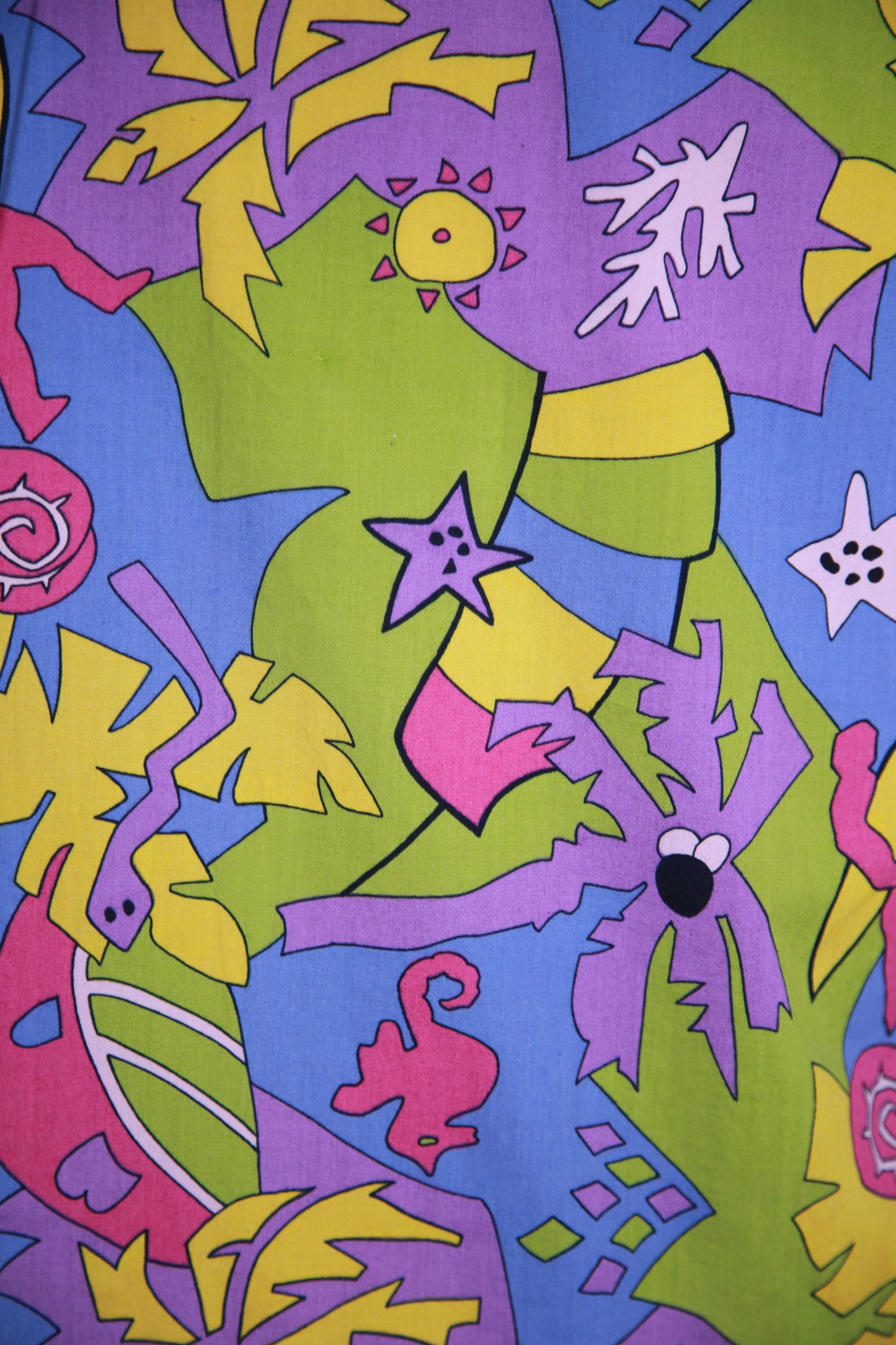 Monivärinen kuviollinen lyhythihainen kauluspaita