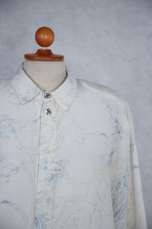 Vaalea kuviollinen pitkähihainen kauluspaita