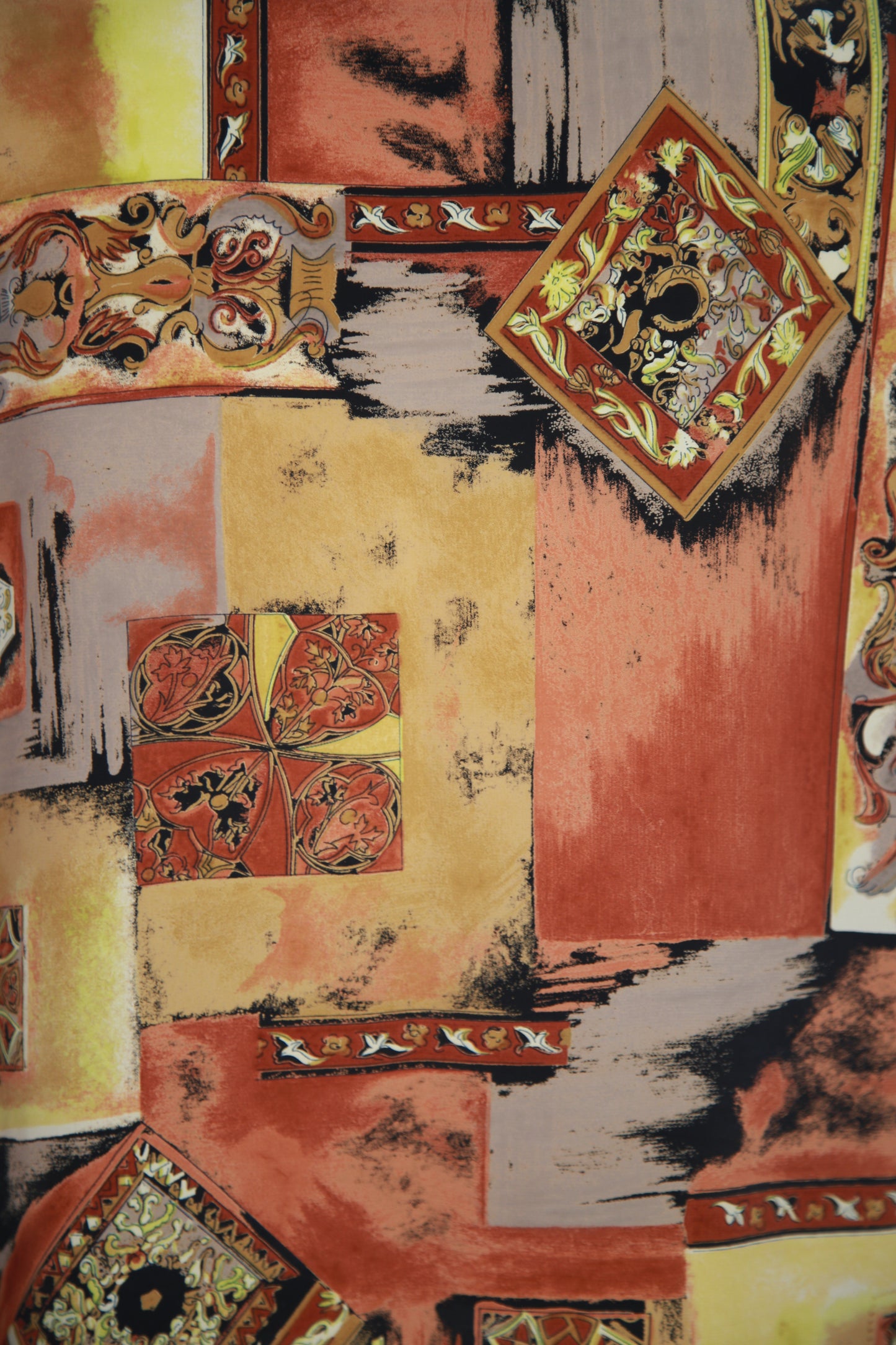 Monivärinen kuviollinen toppi