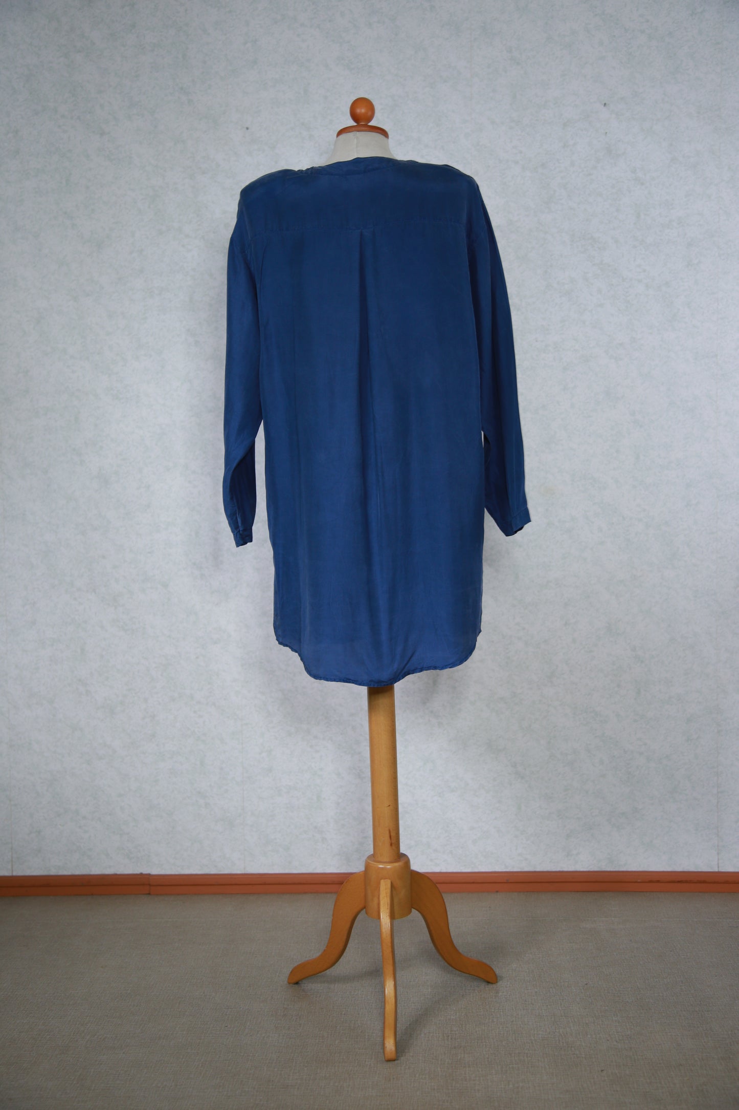 Tummansininen pitkähihainen pusero