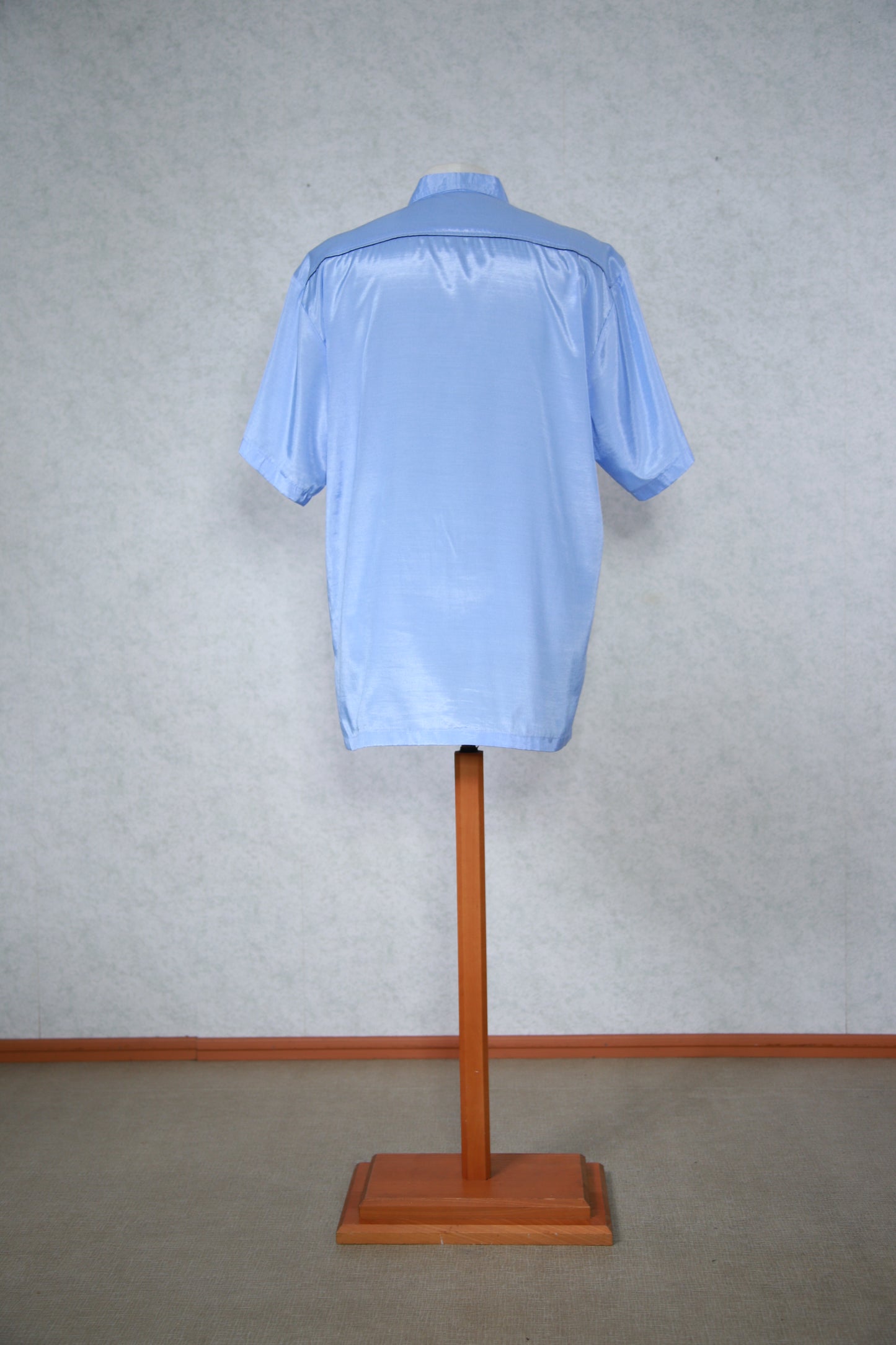 Vaaleansininen lyhythihainen kauluspaita