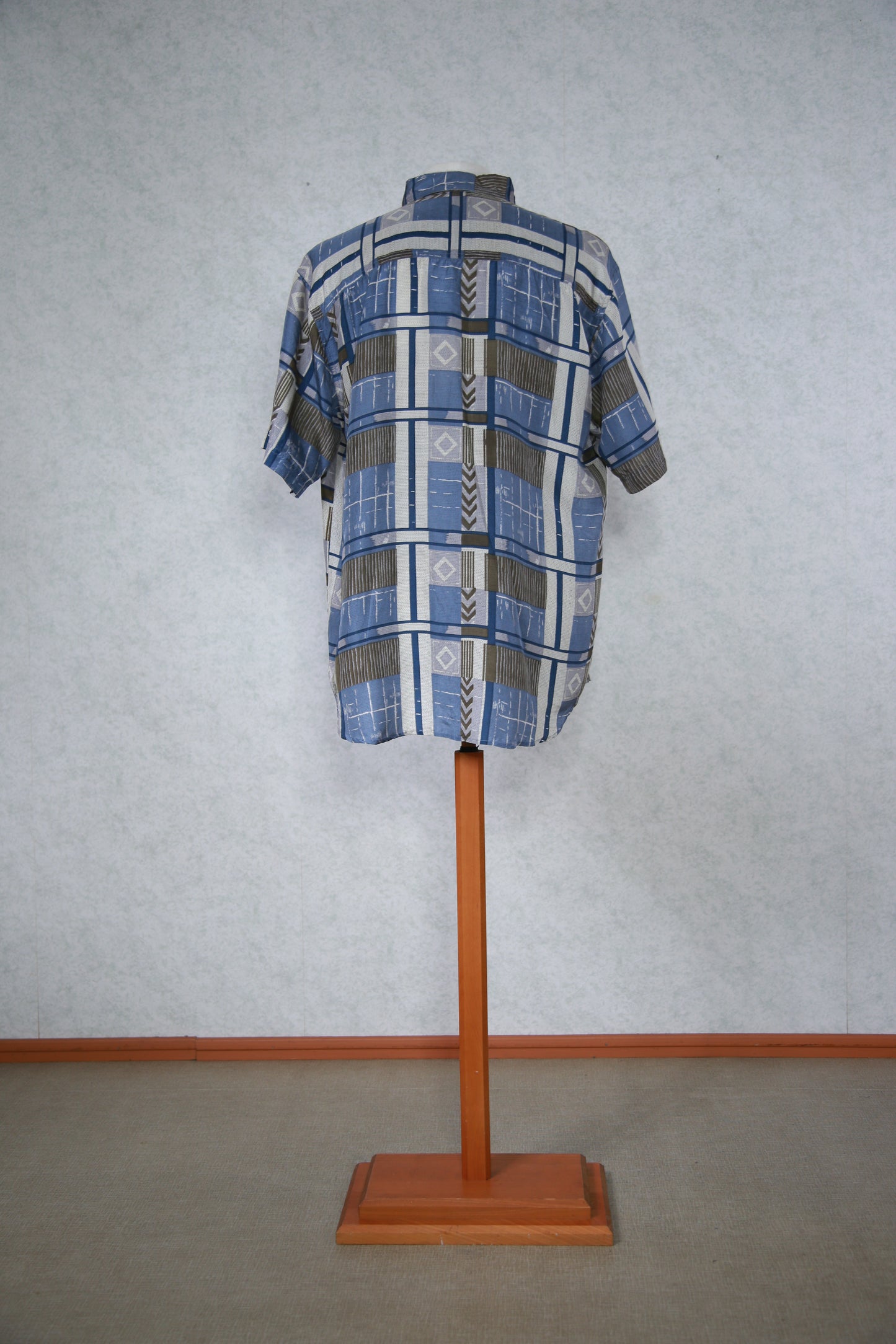 Sinertävä kuviollinen lyhythihainen kauluspaita