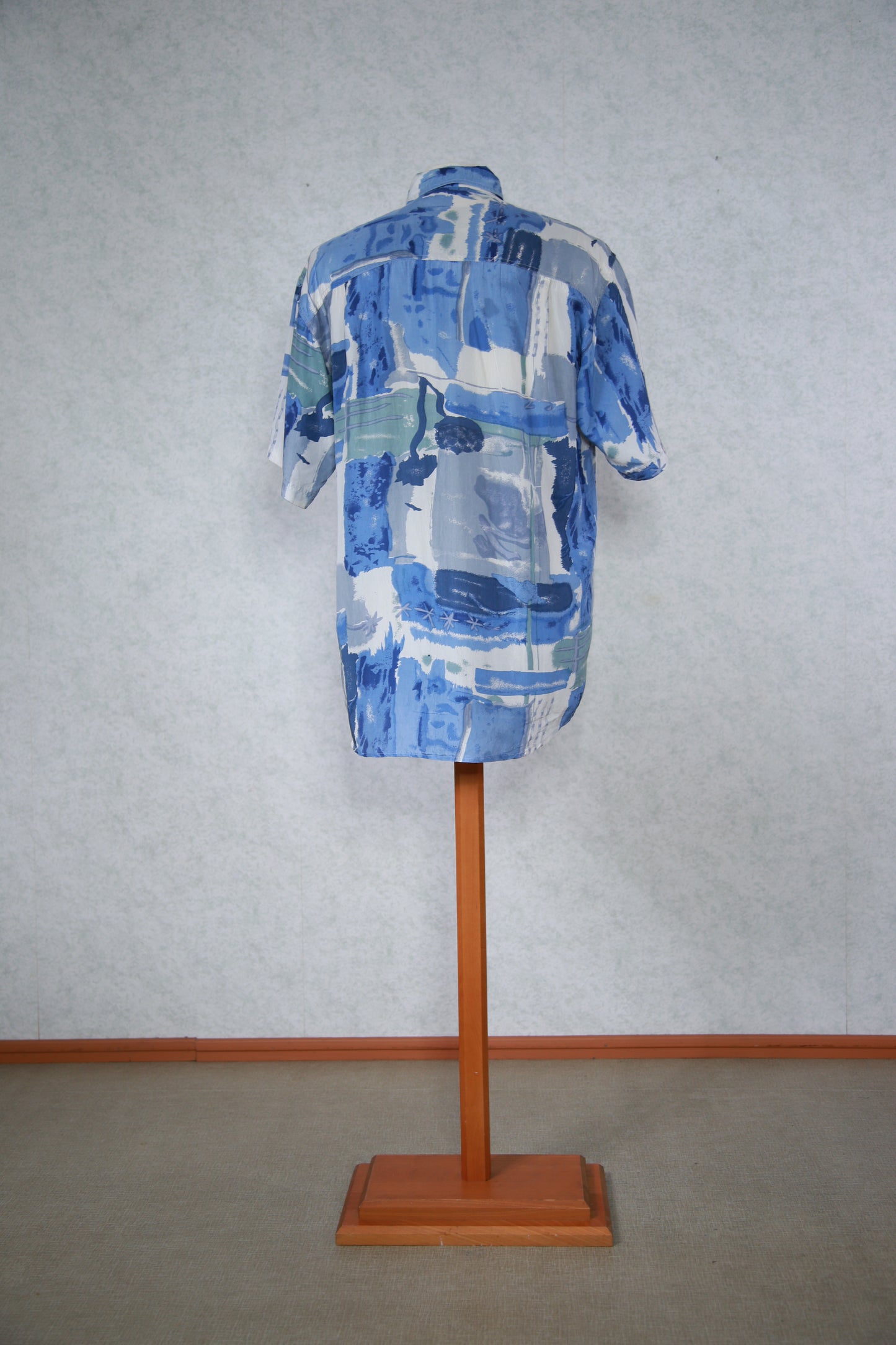 Vaaleansininen kuviollinen lyhythihainen kauluspaita