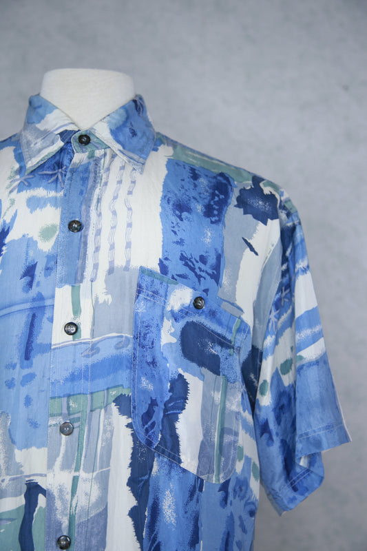 Vaaleansininen kuviollinen lyhythihainen kauluspaita