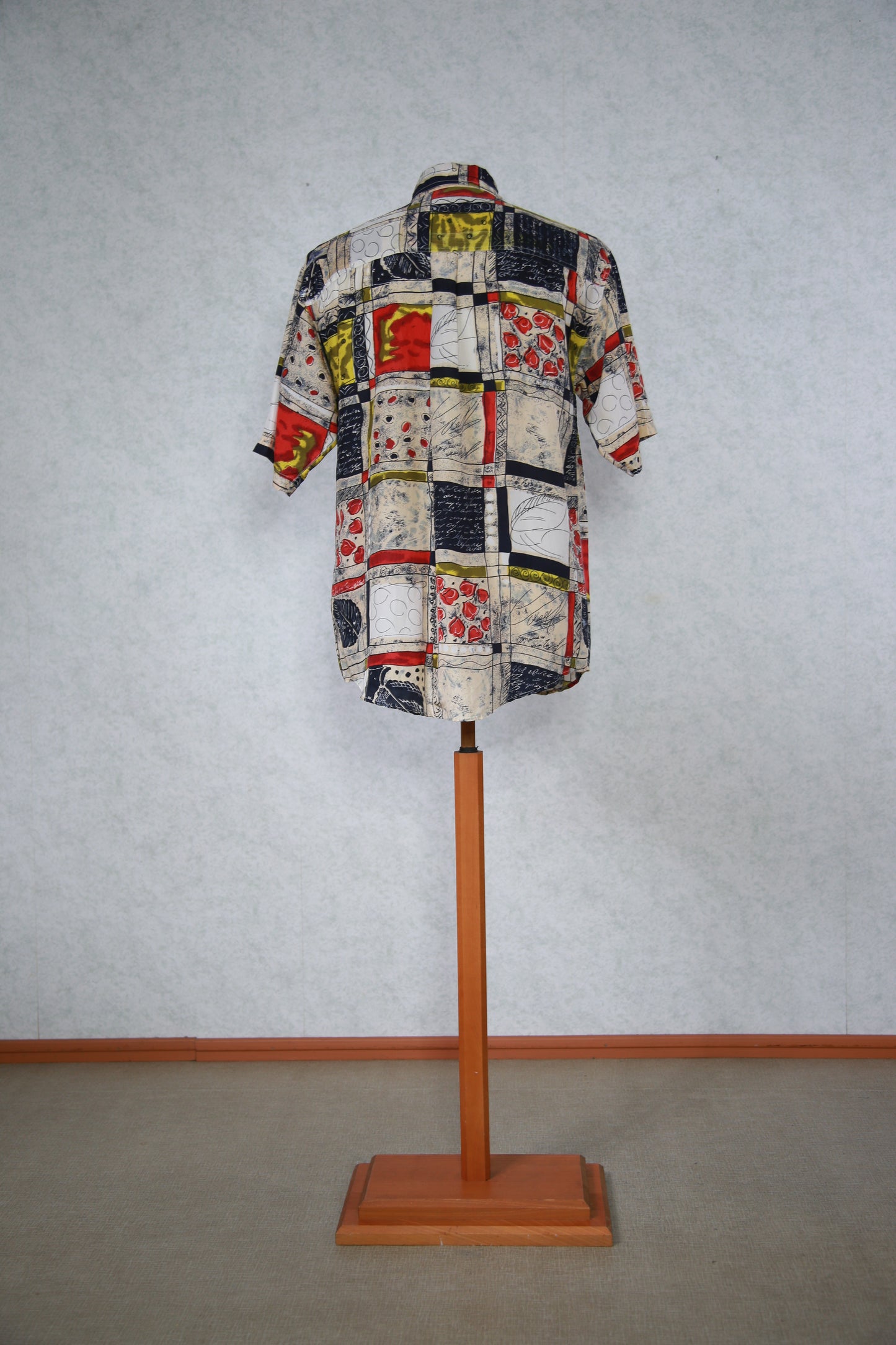 Monivärinen kuviollinen lyhythihainen Ewald kauluspaita