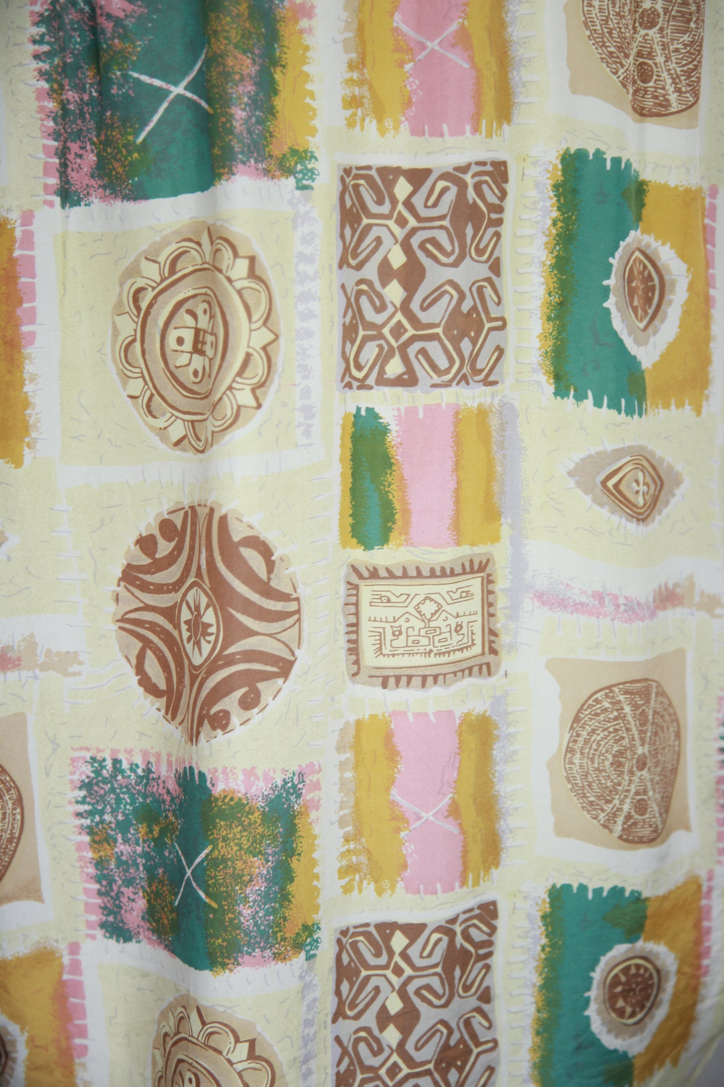 Vaalea monivärinen kuviollinen lyhythihainen kauluspaita