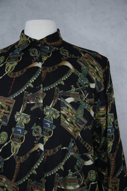 Musta kuviollinen monivärinen pitkähihainen kauluspaita