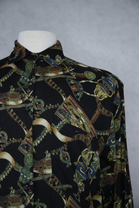 Musta kuviollinen pitkähihainen kauluspaita