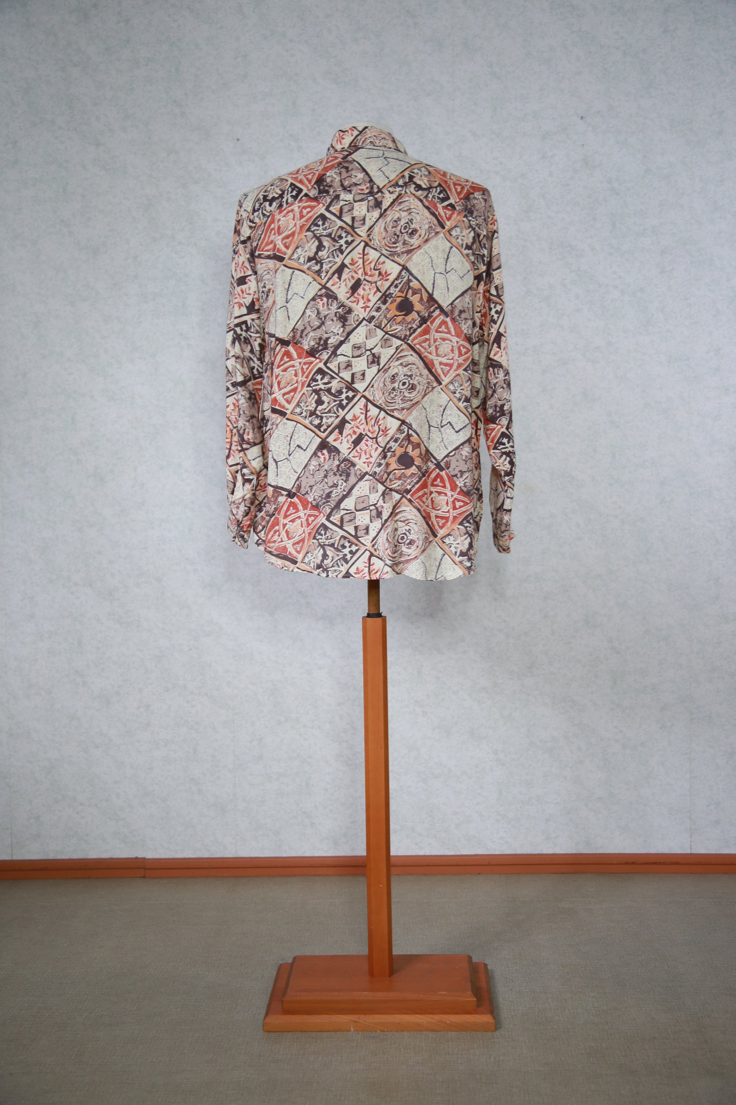 Vaalea kuviollinen pitkähihainen kauluspaita