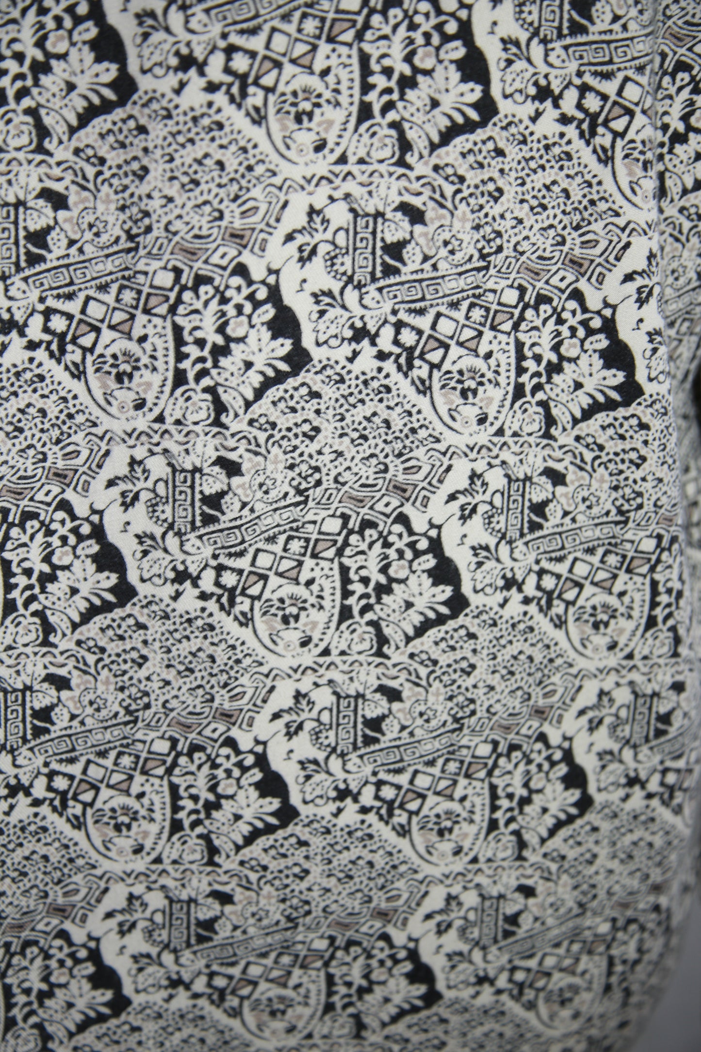 Vaalea kuviollinen pitkähihainen kauluspaita