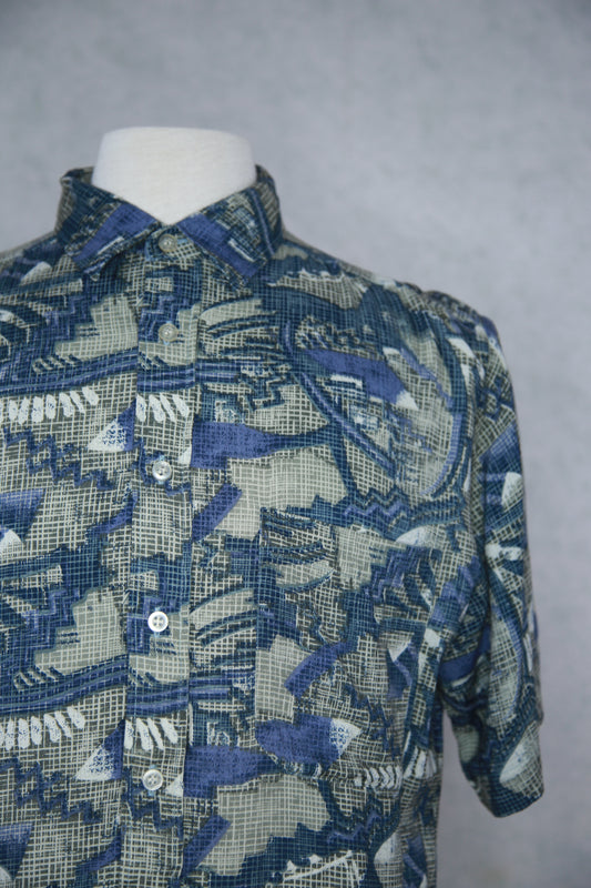 Sininen kuviollinen lyhythihainen kauluspaita