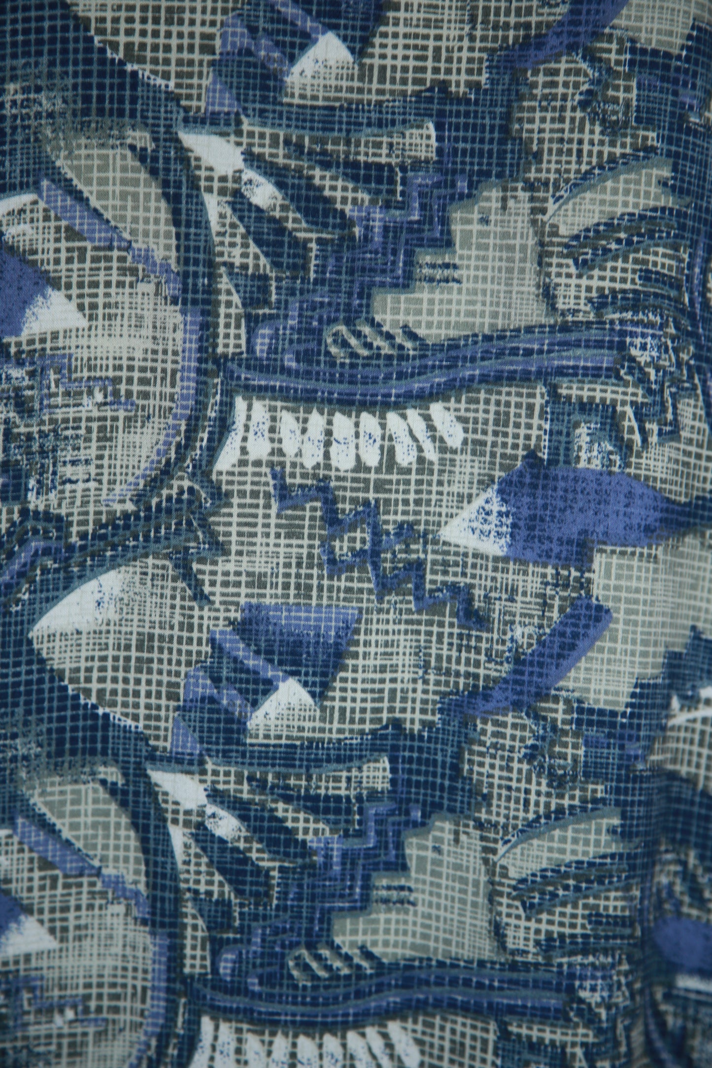 Sininen kuviollinen lyhythihainen kauluspaita