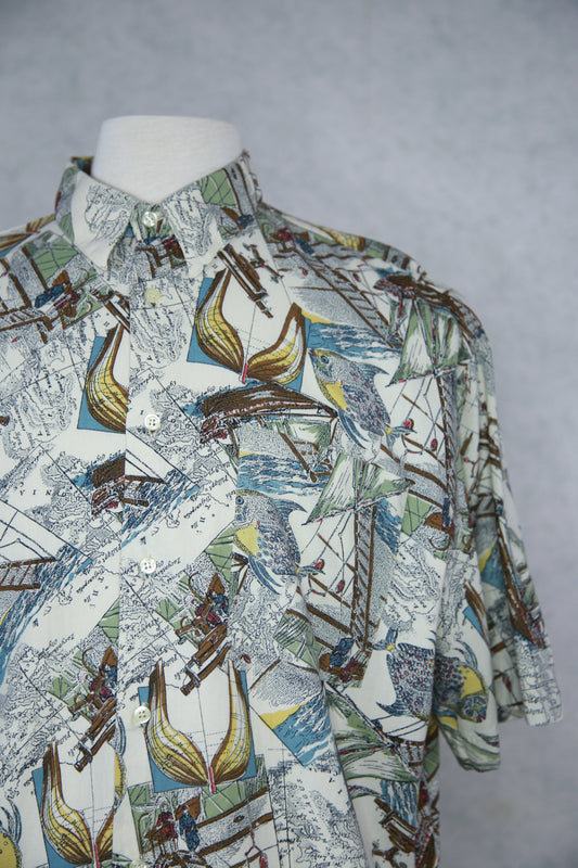 Vaalea kuviollinen lyhythihainen Melka kauluspaita