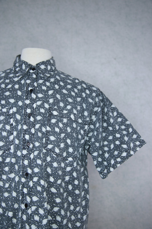 Harmaa kuviollinen lyhythihainen kauluspaita