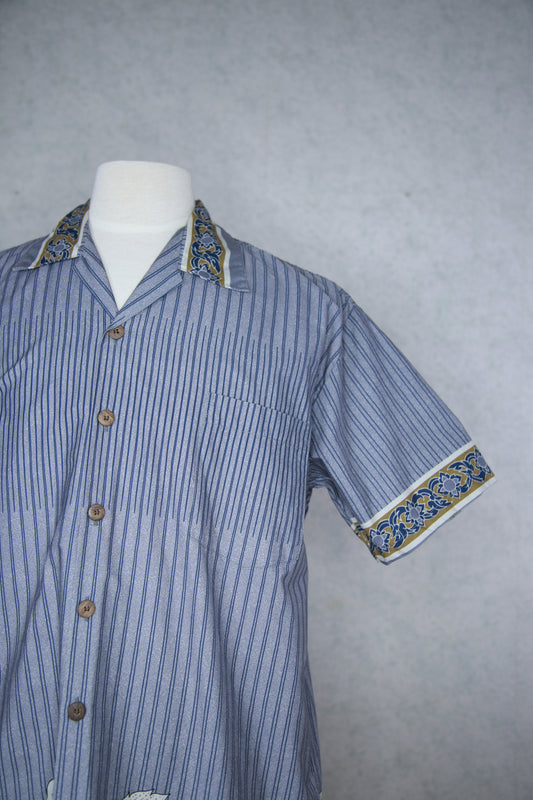 Siniharmaa raidallinen ja kuviollinen lyhythihainen kauluspaita