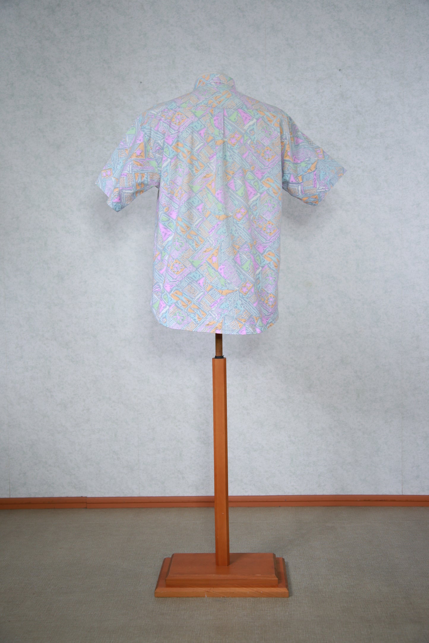 Harmaa monivärinen kuviollinen lyhythihainen kauluspaita